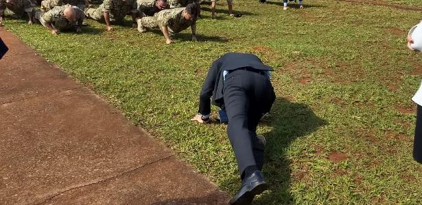 Bolsonaro visita tropa de elite da PF e faz flexões de terno