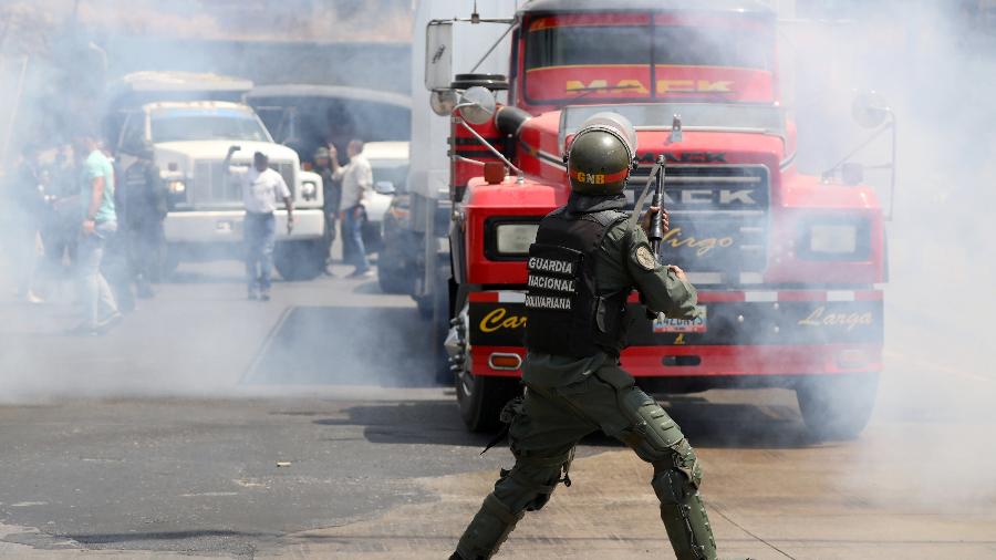 21.fev.2019 - Membros da Assembleia Nacional Venezuelana e apoiadores de Juan Guaidó enfrentam forças de segurança nos arredores de Mariara, na Venezuela - ANDRES MARTINEZ CASARES/Reuters