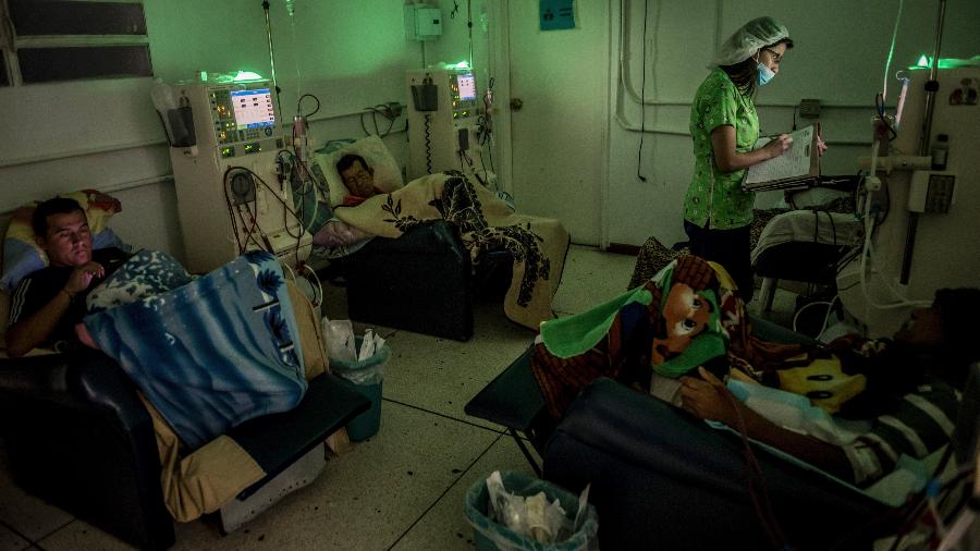 Onze pacientes são submetidos a diálise renal, três vezes por semana, na unidade de diálise de Cedianca, em San Cristóbal, Venezuela - Meridith Kohut/The New York Times