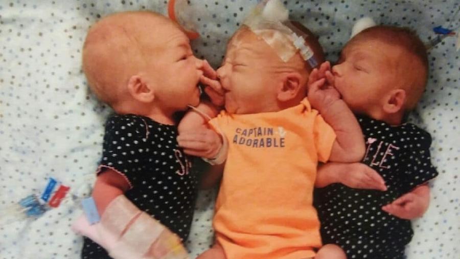 Trigêmeos Blaze, Gypsy e Nikki nasceram saudáveis e pesando cerca de 1,8 kg cada um - Facebook