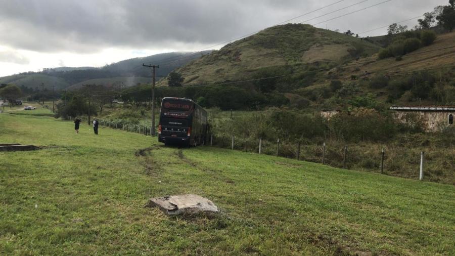 Ônibus da banda Rosa de Saron, que atingiu romeiro na Dutra - Fausto Cardoso