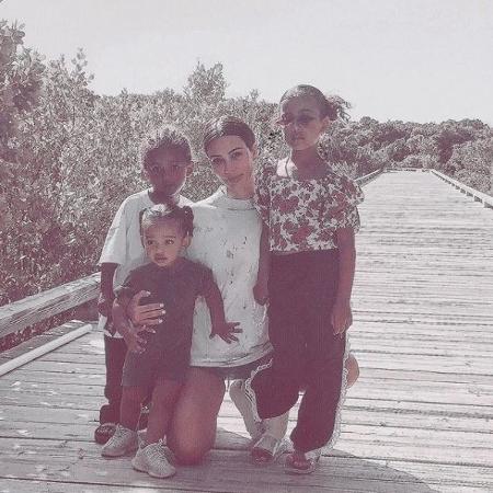 Kim com três de seus filhos - Reprodução