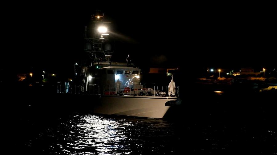 Sobreviventes são resgatados pela guarda-costeira italiana após um navio com 50 imigrantes naufragar perto da ilha de Lampedusa - Mauro Buccarello/Reuters