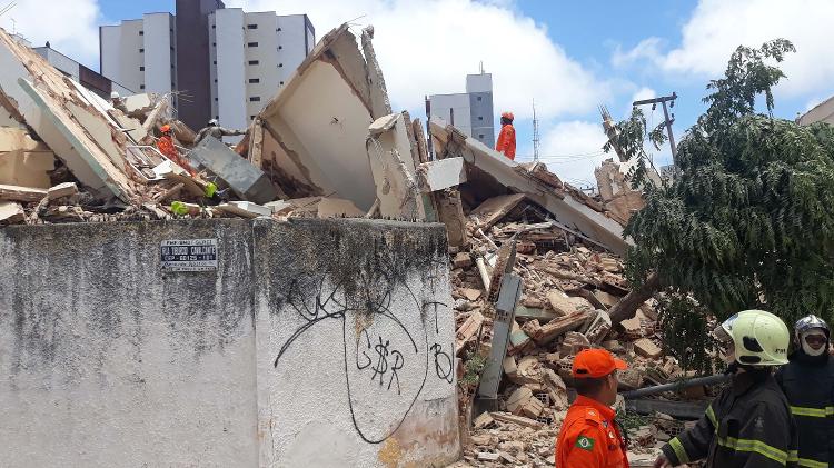 Após o desabamento, apenas parte da parede externa dos fundos do prédio continuou de pé - LC Moreira/Futura Press/Folhapress