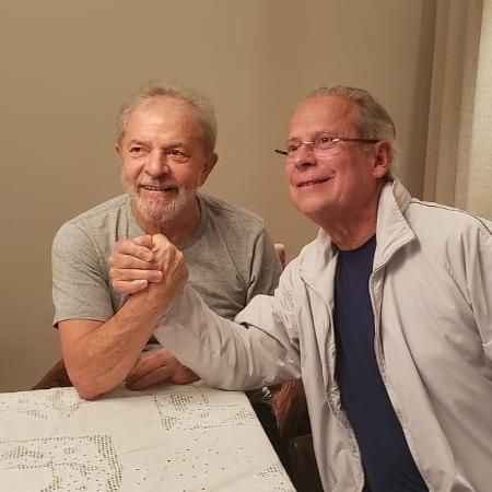 O ex-presidente Luiz Inácio Lula da Silva e o ex-ministro José Dirceu se encontram após os dois serem soltos, no dia 8 de novembro de 2019 - Twitter/@DirceuMemorias