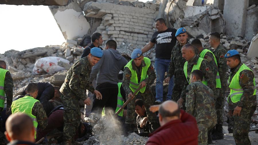 Militares buscam sobreviventes após prédio desabar em Thumane, após um terremoto atingir várias cidades da Albânia - Florion Goga/Reuters