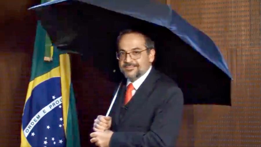 O ministro da Educação, Abraham Weintraub, com um guarda-chuva em um vídeo em que reclamou de uma suposta "chuva de fake news" - Reprodução/Twitter