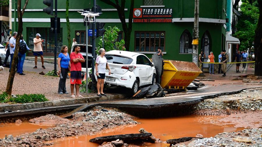 29.jan.2020 - Carros danificados, ruas esburacadas e cobertas de lama após chuva causar alagamento em Belo Horizonte - RAMON RICARDO/FUTURA PRESS/FUTURA PRESS/ESTADÃO CONTEÚDO