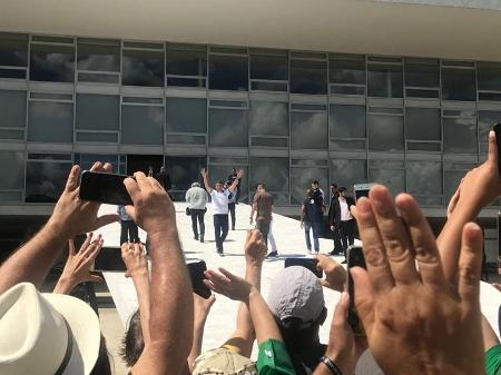15.mar.2020 - Aos gritos de mito, Bolsonaro sob a rampa do Palácio do Planalto após ter contato com apoiadores em ato a seu favor em Brasília - Felipe Pereira/UOL