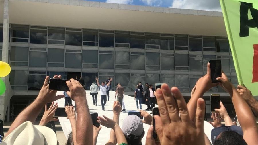 15.mar.2020 - Aos gritos de mito, Bolsonaro sob a rampa do Palácio do Planalto após ter contato com apoiadores em ato a seu favor em Brasília - Felipe Pereira/UOL