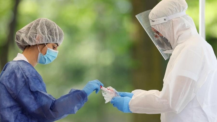24.abr.2020 - Profissionais de saúde coletam amostras para teste de coronavírus em Capri, na Itália - Emmanuele Ciancaglini/NurPhoto via Getty Images