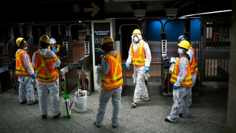 5.mai.2020 - Profissionais limpam as catracas da Grand Central, estação de trem e metrô na cidade de Nova York, nos EUA - Eduardo Munoz Alvarez/Getty Images