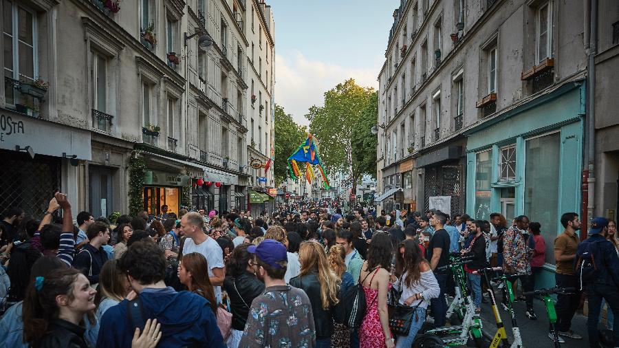 21.jun.2020 - Franceses celebrando a Festa da Música em meio à pandemia do novo coronavírus - Kiran Ridley / Getty Images