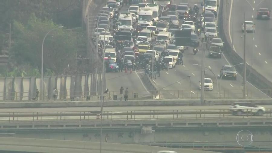 Trânsito após tiroteio nas proximidades do Complexo da Maré   - Reprodução/TV Globo