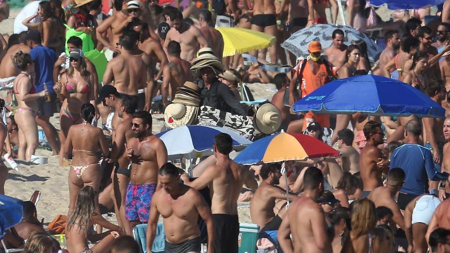 30.ago.2020 - Banhistas lotam a Praia do Leblon, na zona sul do Rio de Janeiro. Muitos banhistas ignoraram a determinação das autoridades e ocuparam as faixas de areia nas praias da cidade - Wilton Júnior/Estadão Conteúdo