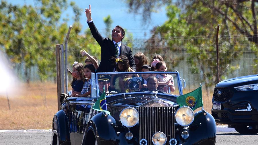 07.set.2020 - Presidente Jair Bolsonaro em desfile no rolls royce com crianças sem máscaras - Cláudio Reis/FramePhoto/Estadão Conteúdo