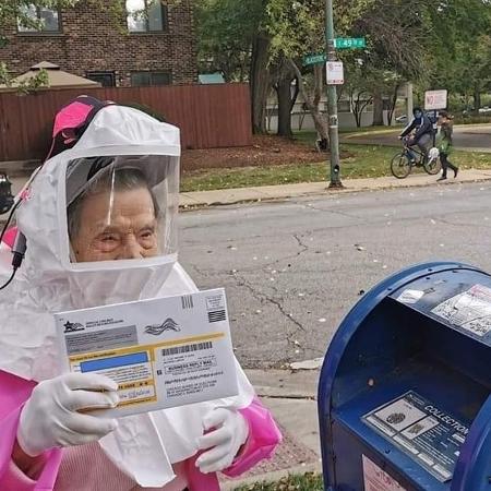 Beatrice Lumpkin, de 102 anos, vota com traje de proteção nos EUA  - Reprodução/ctulocal1/instagram