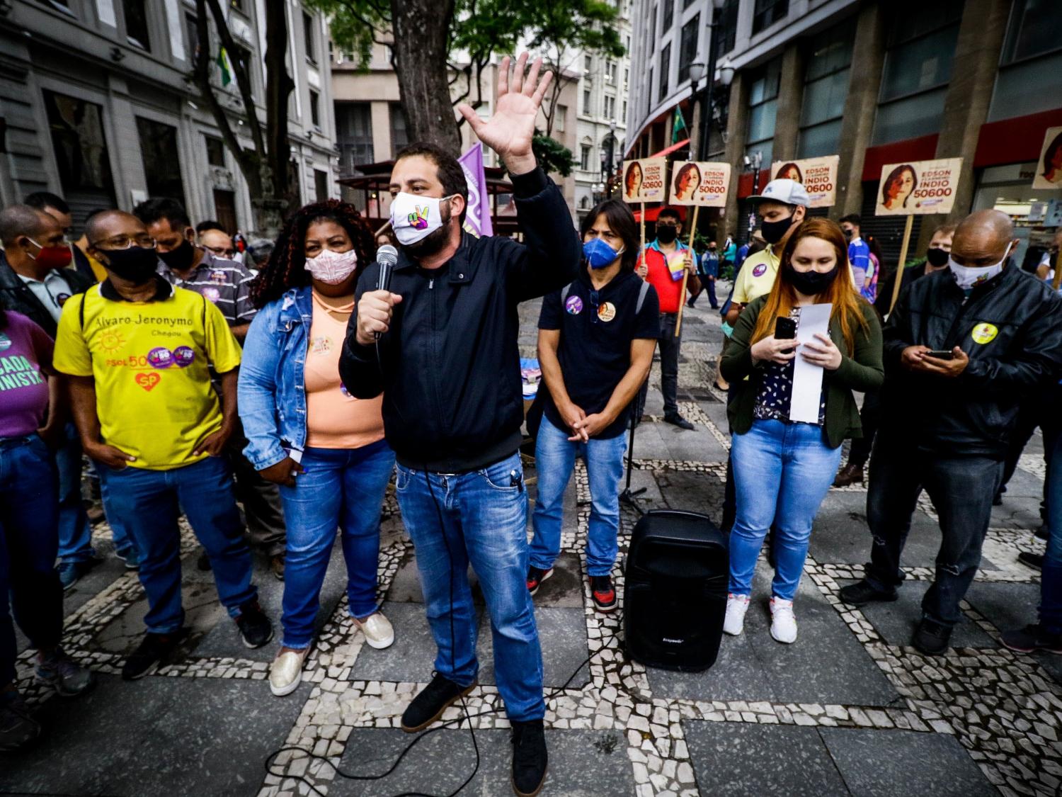 15 out. 2020 - Guilherme Boulos (Psol) responde perguntas de eleitores no centro de São Paulo - ALOISIO MAURICIO/FOTOARENA/ESTADÃO CONTEÚDO