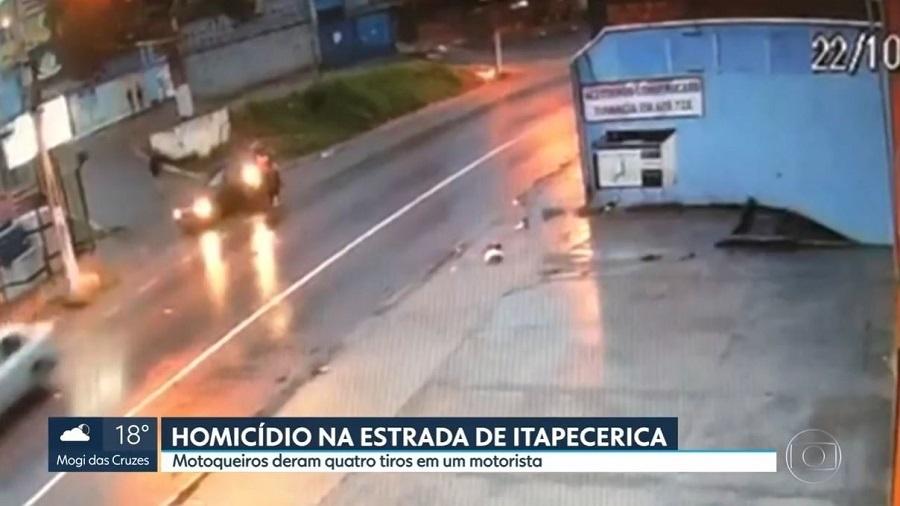 Câmeras de segurança da região registraram o momento em que um motociclista com um garupa se aproximam do veículo da vítima e atiram - Reprodução/TV Globo