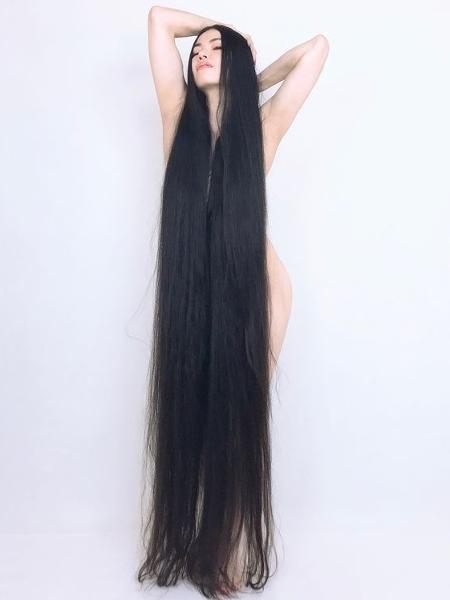 Rin tem cabelos de 1,78 metro de comprimento e conta que algumas pessoas a criticam por ter o cabelo grande - Reprodução/Instagram/@rin_rapunzel