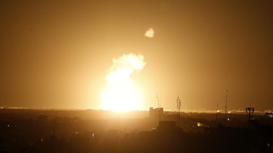 22.nov.2020 - Chamas são vistas após um ataque aéreo israelense no sul da Faixa de Gaza - SAID KHATIB/AFP