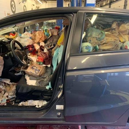 Carro lotado de lixo é deixado em oficina mecânica - Reprodução/Facebook