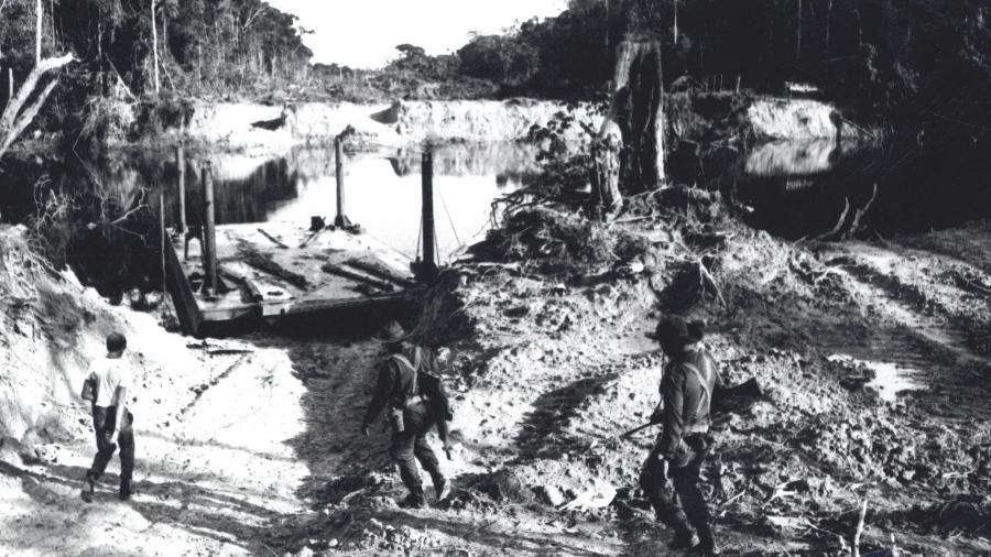 Militares com fuzis na obra de construção da rodovia BR-174, que atravessou a Terra Indígena Waimiri-Atroari (AM-RR), durante a ditadura militar - Acervo Sedoc/FUNAI/Brasília