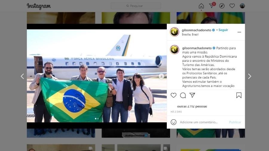 O secretário especial de Assuntos Fundiários, Nabhan Garcia (de óculos escuros, ao centro), em embarque em avião da FAB para Punta Cana, no Caribe - Reprodução/Instagram