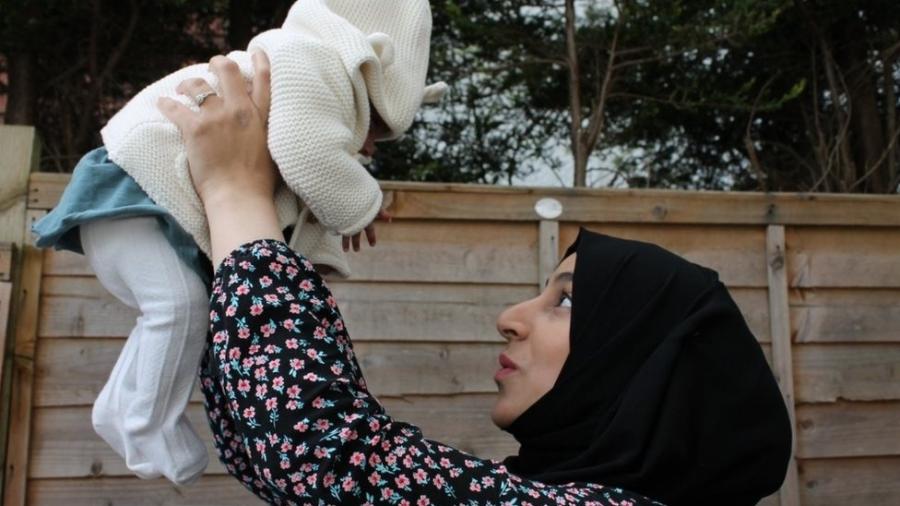 O bebê que ela disse que talvez nunca conhecesse: Marriam reunida com a filha Khadija - BBC