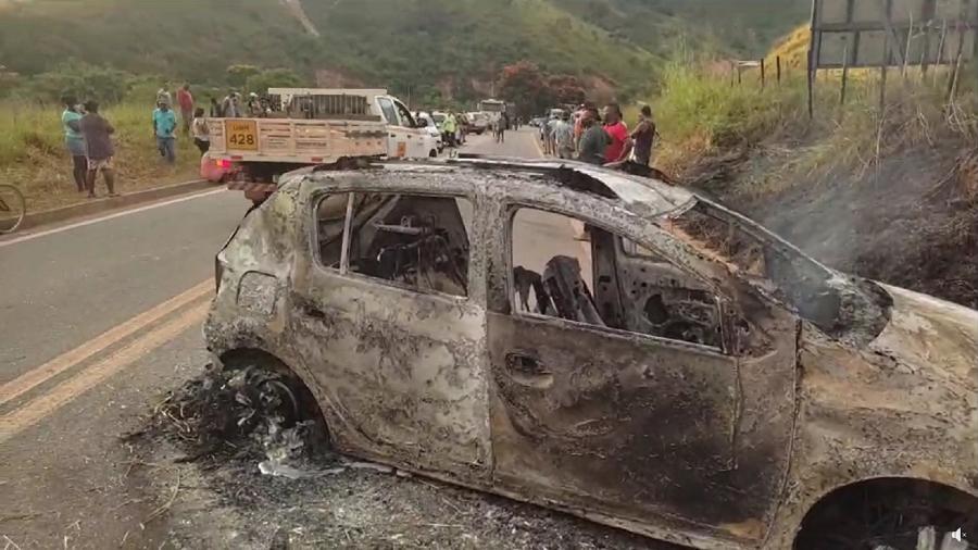 Pessoas atearam fogo em carro que atropelou família - Reprodução/Fatos de Minas