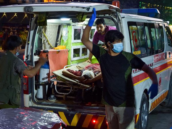 26.ago.21 - Pessoas feridas chegam ao hospital após explosões no aeroporto de Cabul, no Afeganistão - WAKIL KOHSAR/AFP