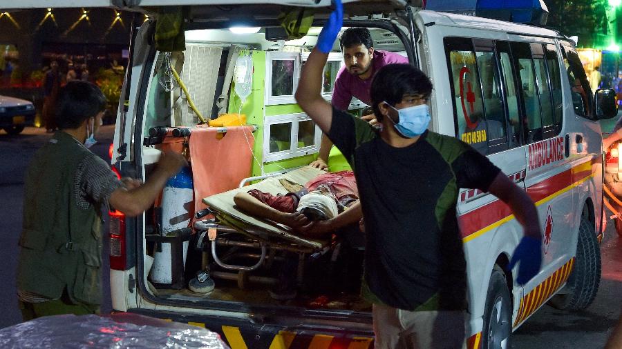 26.ago.21 - Pessoas feridas chegam ao hospital após explosões no aeroporto de Cabul, no Afeganistão - WAKIL KOHSAR/AFP