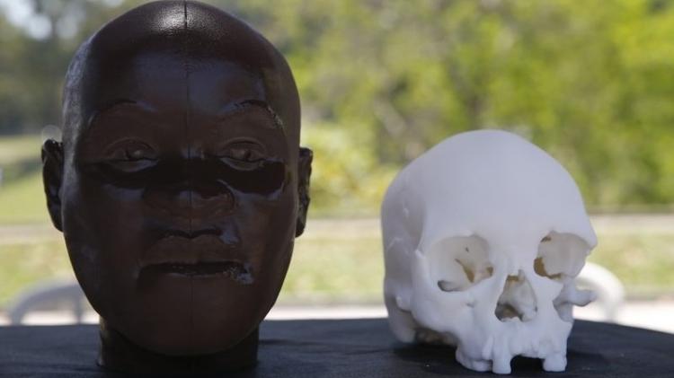Réplicas do rosto e crânio de Luzia, o fóssil humano mais antigo encontrado na América, impressos em 3D, foram expostos nos jardins do Museu Nacional. O crânio original foi queimado no incêndio em setembro de 2018