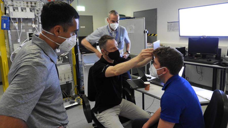 Astronautas usam tablet para fazerem acompanhamento da saúde ocular - Divulgação/ Agência Espacial Europeia