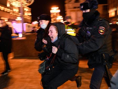 Rússia x Ucrânia: Mais de 700 são presos ao protestar contra guerra