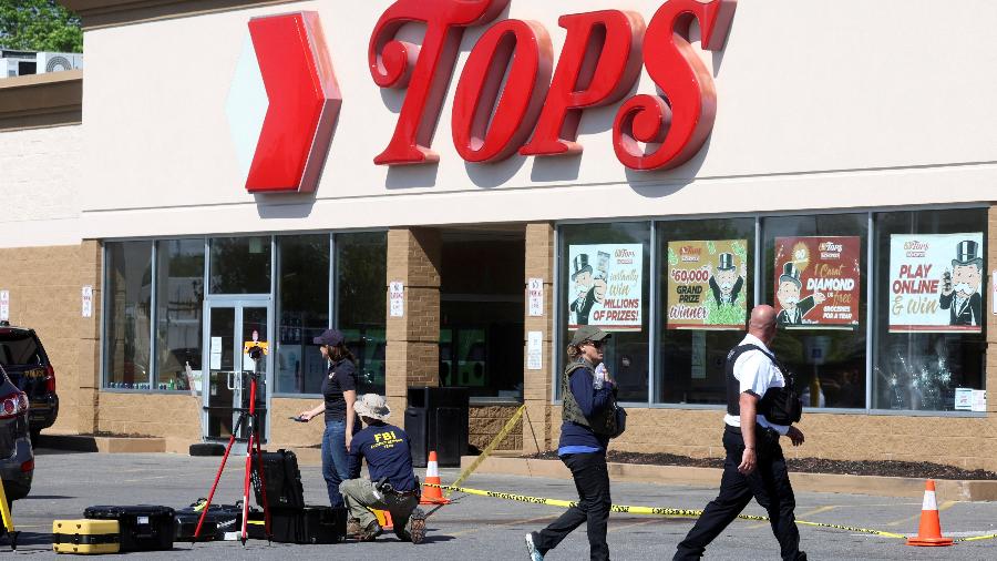 15.mai.22 - Membros do FBI e do Departamento de Polícia de Buffalo coletam evidências no local de um tiroteio em um supermercado TOPS em Buffalo, Nova York, EUA - BRENDAN MCDERMID/REUTERS
