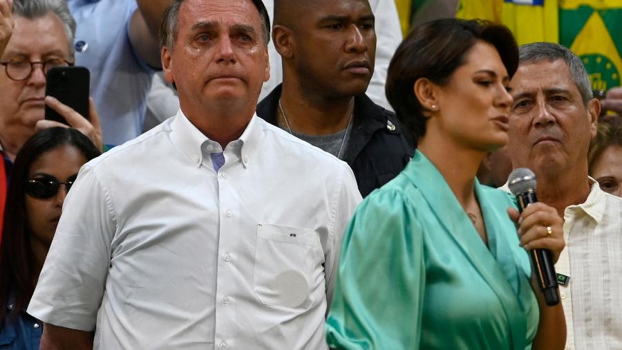 24.jul.2022 - Presidente Jair Bolsonaro chora durante discurso da esposa, Michelle Bolsonaro, durante convenção do PL - Mauro Pimentel/AFP