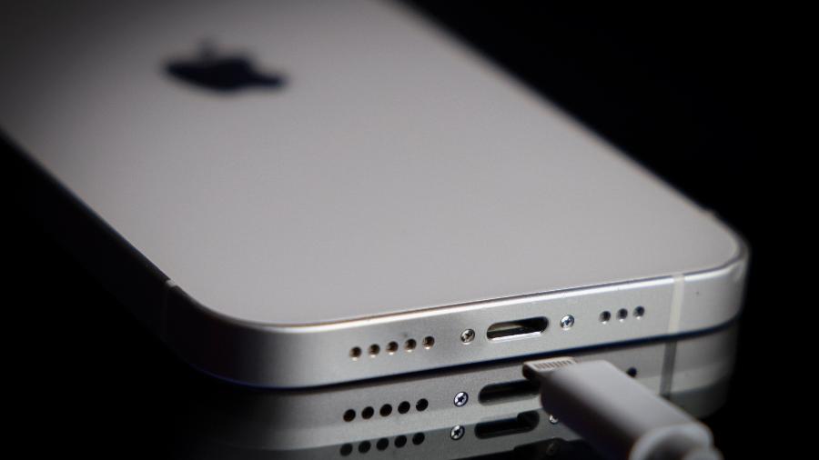Apple reduz preço de carregador antes de vender iPhone 12 no Brasil - Olhar  Digital