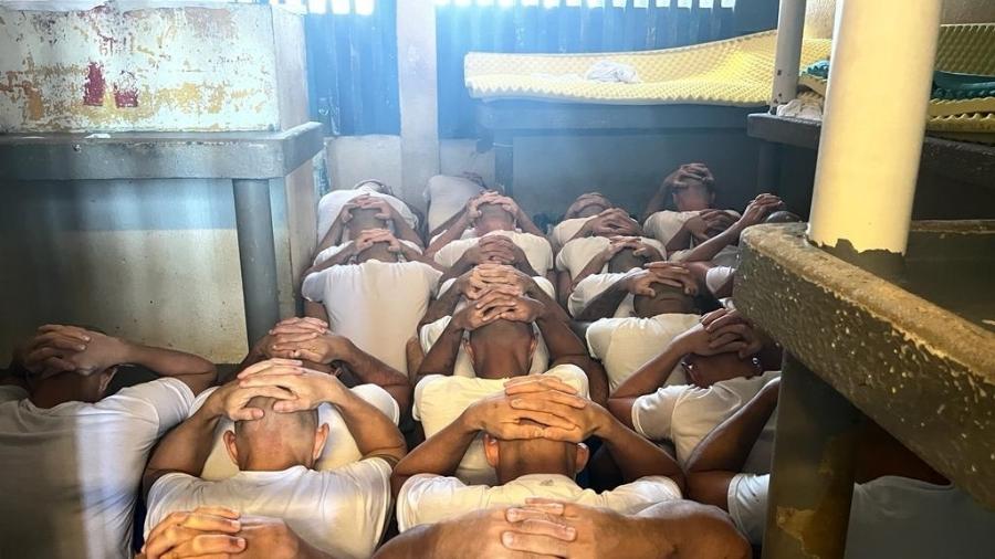 Presos da Cadeia Pública de Ceará Mirim, no Rio Grande do Norte, em posição de "procedimento" nas celas - Divulgação/MNPCT