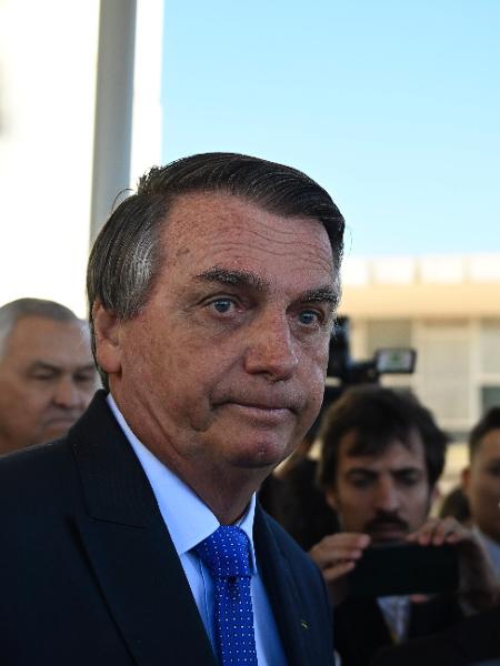 21.jun.23 - O ex-presidente brasileiro Jair Bolsonaro ao deixar o Senado 