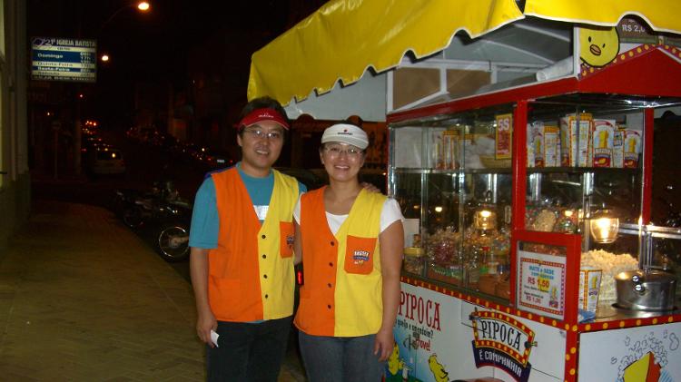 Toshio Hito e sua mulher, Suzana, vendendo pipoca em Marília (SP), em 2007