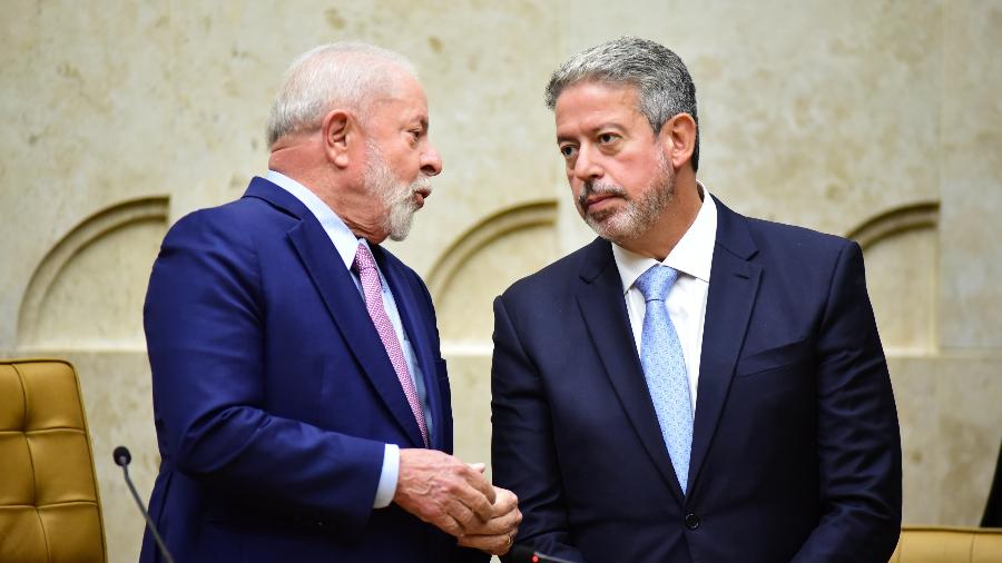 Presidente Lula (PT) conversa com o presidente da Câmara dos Deputados, Arthur Lira (PP-AL)