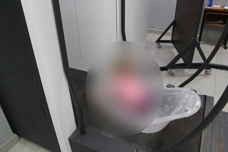 Bebê passa por scanner corporal em revista na penitenciária de Getulina