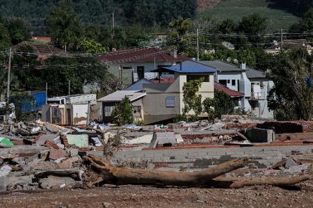 Casas em Roca Sales, no RS, viram entulho após as chuvas