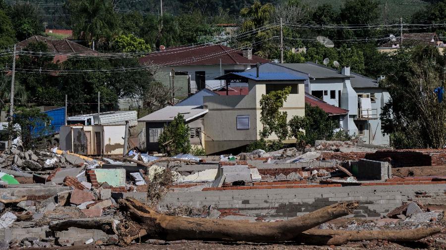 Casas em Roca Sales, no RS, viram entulho após as chuvas