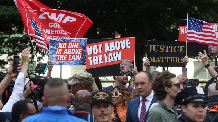 Pessoas protestam contra Donald Trump do lado de fora do tribunal em Nova York
