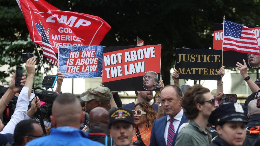 30.mai.2024 - Pessoas protestaram contra Donald Trump do lado de fora do tribunal em Nova York onde ele foi condenado