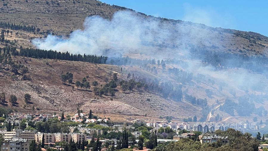 1.jun.2024 - Fumaça é vista de foguetes saindo de Israel em direção ao Líbano, no norte de Israel; Hezbollah diz ter neutralizado drone israelense no território libanês