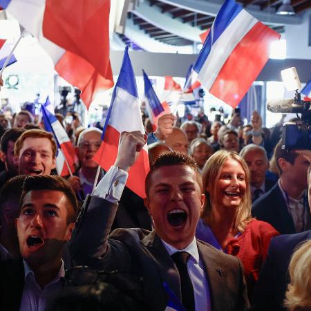 Apoiadores do partido de extrema direita francês RN comemoram resultado da eleição para o Parlamento Europeu