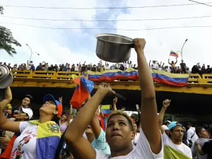 Protestos contra a reeleição de Maduro deixam um morto na Venezuela